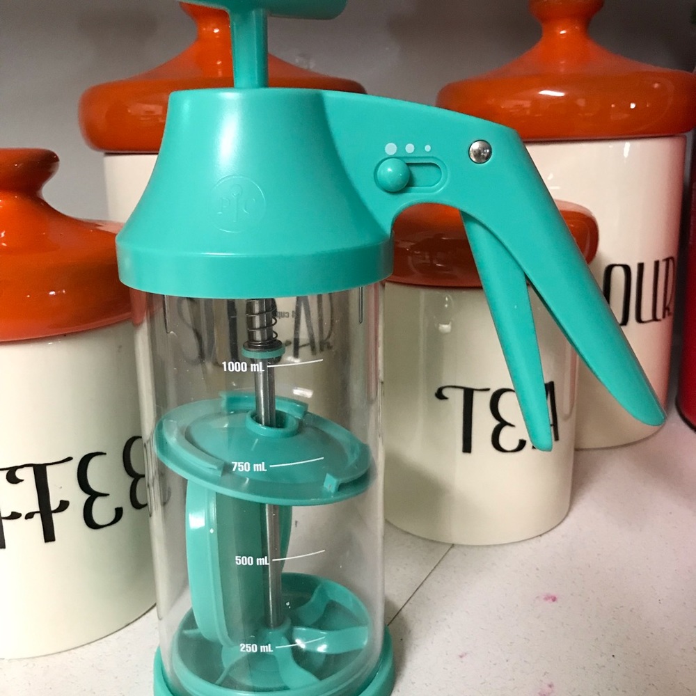 Pampered chef batter mixer and dispenser